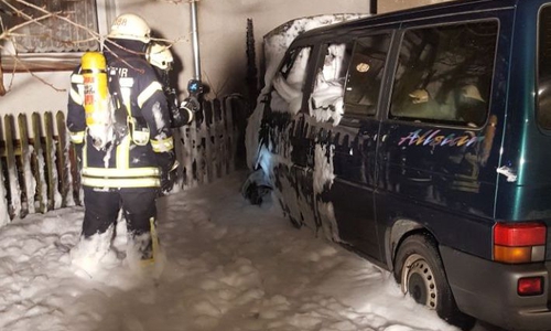 Mit einem Teppich aus Schaum wurde das Feuer gelöscht. Foto: Feuerwehr