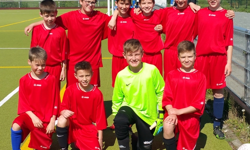Die jungen Fußballer der Großen Schule gewannen in der Wettkampfklasse 4 (Jahrgänge 2004 bis 2006) den Fußballkreisentscheid Jugend trainiert für Olympia in Wolfenbüttel. Foto: Michael Habenbacher