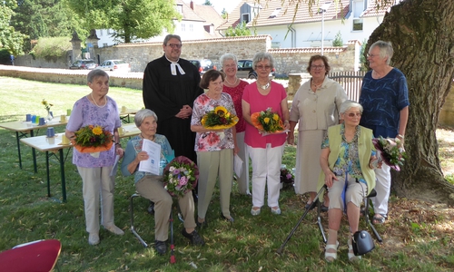 Mehrere Frauenhilfsschwestern wurden für ihr Engagement und ihre jahrzehntelange Treue zur Frauenhilfe geehrt. Foto: Siegfried Hauptstein