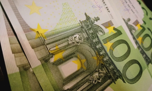 Der anonyme Spender überreichte einen Briefumschlag mit 10.000 Euro. Symbolfoto: Pixabay