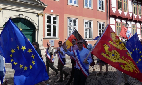 Die Gäste aus der Normandie beim großen Festumzug. Foto:  Partnerschaftskomitee Salzdahlum/Briouze e. V.