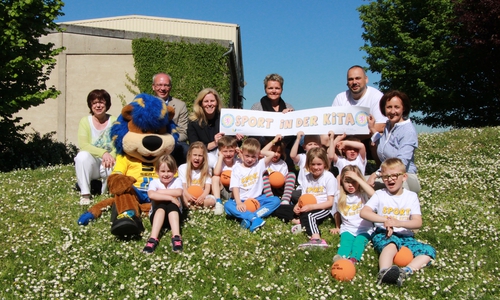 "Sport in der Kita" jetzt auch im Landkreis Wolfenbüttel - die Kids des Kindergartens Cramme sowie Vertreter der fördernden Stiftungen freuen sich über die regionale Ausweitung des Bewegungsprojekts. Foto: Eintracht Braunschweig Stiftung