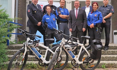 Mit dem Fahrrad kommen die Beamten leichter mit den Bürgern ins Gespräch. Foto: Polizei 