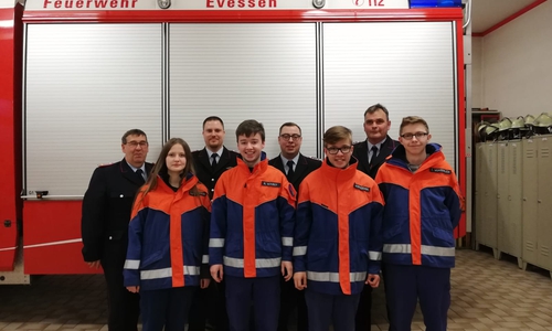 Karsten Wolff, Cora Steckhahn, Patrick Friesen, Max Weilbier, Marcel Hertel, Michael Roguszewski, Oliver Danz, Tim Wunderlich. Foto: Jugendfeuerwehr Evessen 