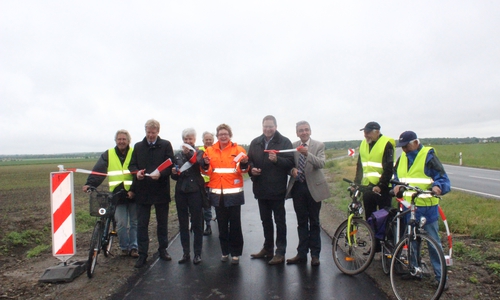 Nach sechsmonatiger Bauzeit konnte am Dienstagvormittag der Radweg zwischen Salzdahlum und Mascherode für den Fahrradverkehr freigegeben werden. Fotos: Anke Donner 