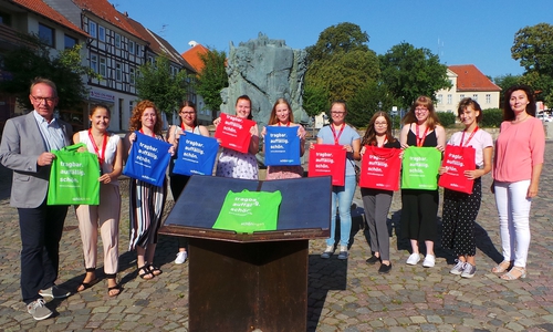 „Ausbildungsstart Stadt Schöningen“: v.li. Städtischer Direktor Karsten Bock, Laura Backhauß, Sophie-Christin Schulze, Madlen Strauß, Celine Voges (zugleich Jugend- und Auszubildendenvertreterin), Sara Bauermeister, Madita Köllner, Alina Sternke, Anna-Maria Würfel, Lena Kresin und Stadtamtfrau Claudia Gehlhar. Foto: Stadt Schöningen