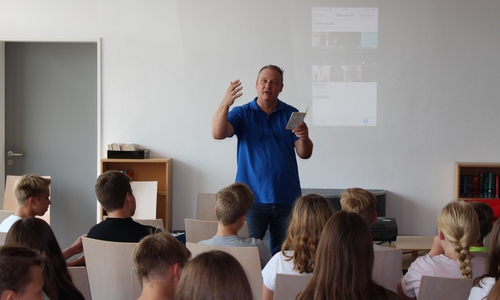 Das Foto zeigt Schüler der achten Klassen und Herrn Theisen während der Lesung. Foto: Oberschule Sickte 