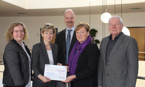 Vera Steiner, Geschäftsführerin der Stadtwerke, Marketing-Leiterin Kerstin Hecker, Matthias Tramp, Geschäftsführer der Stadtwerke, sowie Dagmar Ammon und Axel Hübner vom Hospizverein Wolfenbüttel. Foto: Jan Borner