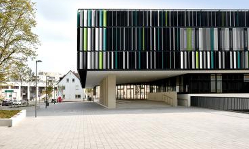 An der Neuen Schule in Wolfsburg startet die Tour. Foto: Lars Landmann