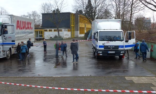 Auf dem Schulhof des THG wurde der Tote Winkel am Beispiel zweier LKW sichtbar gemacht. Foto: THG Wolfenbüttel