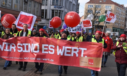 Wertmüller kündigt an, dass es vor der nächsten Verhandlungsrunde am 15. und 16. April noch zu weiteren Arbeitskampfmaßnahmen kommen können. Fotos: ver.di