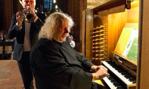 Prof. Matthias Eisenberg an der Orgel und Daniel Schmahl an der Trompete und am Flügelhorn spielen in der Hauptkirche Beatae Mariae Virginis. Foto: Privat