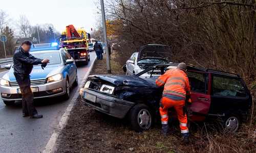 Junger Mann kann nicht bremsen und kracht in Rückstau. Foto: Rudolf Karliczek
