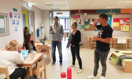  Besprechung vor dem Schulbeginn - die Lehrer von Unit 7 der Laterna Magica Grundschule in Amsterdam. Quelle: Focus, Petra Apfel/FOL