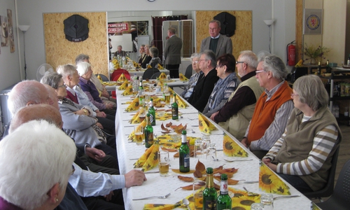Der Vorsitzende Hans-Jochachim Kröger begrüßte die AWO-Mitglieder und Geburtstagskind Rudi Fricke Foto: Privat