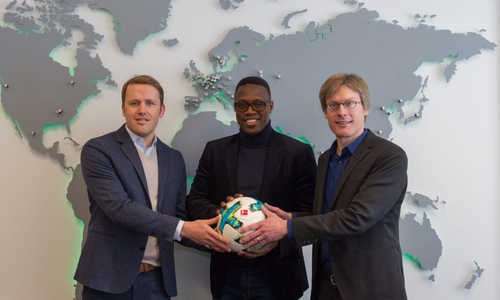 Olaf Rebbe, Pablo Thiam und Dr. Tim Schumacher (v.l.n.r.). Foto: VfL Wolfsburg