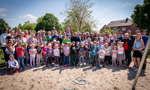 Hinterließen zusammen Spuren: Kinder, Eltern und Erzieher der KiFa-Vorsfelde. Fotos: Stadt Wolfsburg