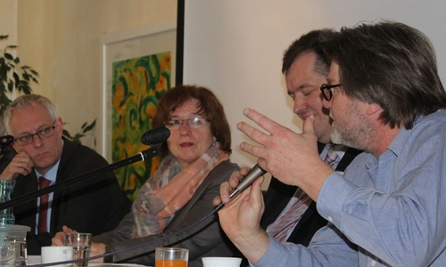 Diskutierten auf dem Podium (von links): Jürgen Seifert (Ärztlicher Direktor Lukas-Werk Gesundheitsdienste GmbH), Ursula Havemann-Reinecke (Leiterin der Suchtmedizin der psychiatrischen Abteilung der Universität Göttingen), Thomas Meyer (Ärztlicher Leiter Sozialpsychiatrischer Dienst Braunschweig), Klaus Bremer-Huhn (Sozialpädagoge, Jugend- und Drogenberatung DROBS). Foto: Privat