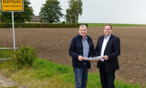 Oliver Ganzauer (links) und Marcus Bosse vor dem künftigen Baugebiet. Foto: SPD