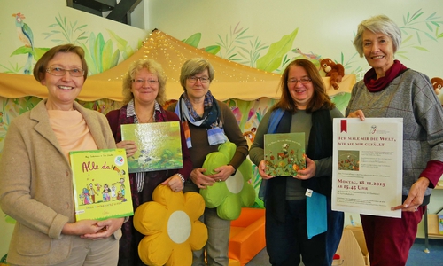v.l.: Ille Schneider, Regina Ernst, Sigrid Schaper (Leiterin Stadtbücherei), Beate Keitel und Gabriele Drews (Vorsitzende des Freundeskreises). Foto: Stadt Wolfenbüttel