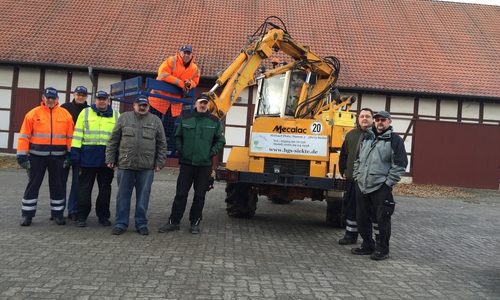 Lichterketten aufhängen für den Weihnachtsmarkt. Foto: Feuerwehr Sickte