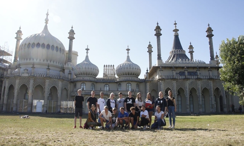  Jugendliche am Royal Pavillion in Brighton.