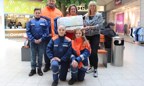 Stellvertretender Stadtbrandmeister Detlev Gliese sowie Leonardo Lavina, Gabriele-Marie Pape (vorne li.) und Pia Becker von der Jugendfeuerwehr Fümmelse nahmen den Scheck aus den Händen von Maria-Theresia Schrader (Mieterbeirat) und Karina Karger (Center-Management, re.) entgegen. Foto: Alexander Dontscheff