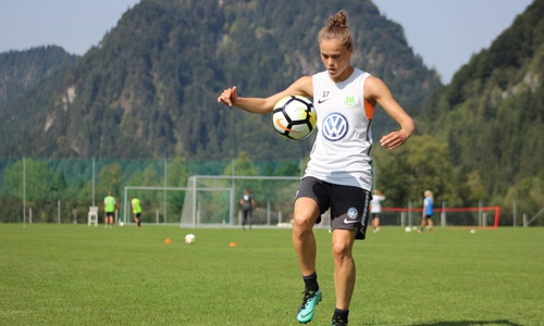 Ewa Pajor am Ball. Sie und die Frauen des VfL Wolfsburg absoliverten eine Woche lang ein konzentriertes Trainingslager. Foto: VfL Wolfsburg