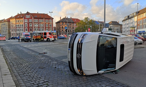 Durch den Aufprall landete der Bus auf der Seite. Fotos: aktuell24(KR)