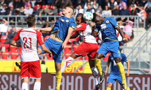 Eintracht Braunschweig trifft im Rückspiel auf Regensburg. Lieberknecht erwartet ein "Mentalitätsspiel". Foto: imago/Eibner