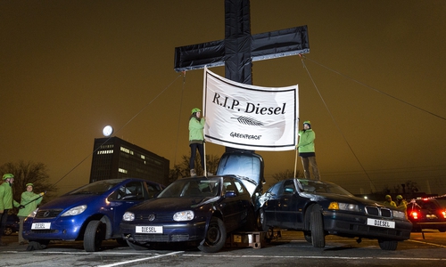 Greenpeace Aktion vor dem VW-Werk Foto: Daniel Müller/Greenpeace