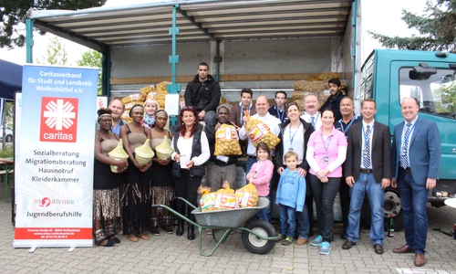 Der Caritasverband, die Inganzo ballet Tanzcrew und das Team des Autohauses Gebrüder Bormann feiern zusammen das Kartoffelfest. Foto: Max Förster