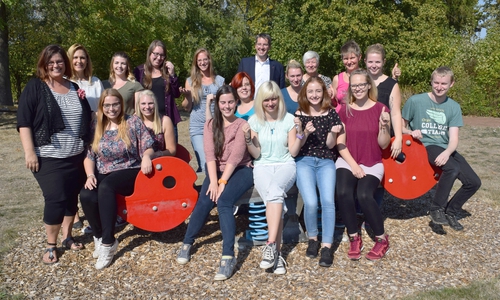 Treffpunkt für die neuen Mitarbeiterinnen, ihren männlichen Mitstreiter, Andrea Ostermann aus der Personalabteilung und Oberbürgermeister Dr. Oliver Junk ist die Kita Lilliput. Foto: Stadt Goslar