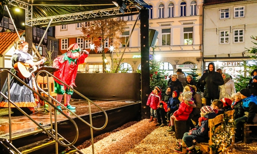 Weihnachtsfee und -elf sind wieder auf dem Weihnachtsmarkt zu sehen. Foto: Stadt Wolfenbüttel