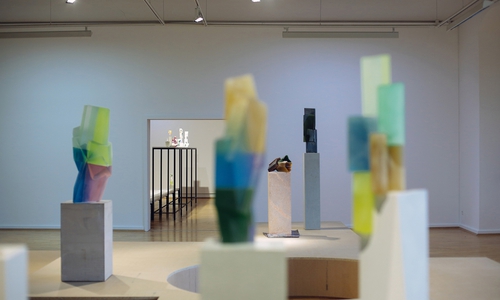 Kai Schiemenz "Große und Kleine - Pistazie/Malve/Koralle" Ausstellungsansicht Städtische Galerie Wolfsburg mit den Glasskulpturen "Big Four Colours II" 2015, "Four Colours" 2014, "Wings of Colour" 2013 (von links, alle aus Privatsammlungen) © Kai Schiemenz, Courtesy Galerie EIGEN+Art Berlin/Leipzig, Foto: Janina Snatzke