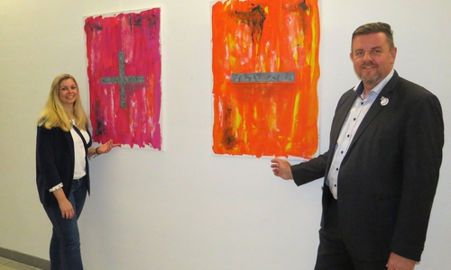 Melanie Dvorak und Bürgermeister Andreas Busch bei der Eröffnung der Ausstellung. Foto: Gemeinde Lehre
