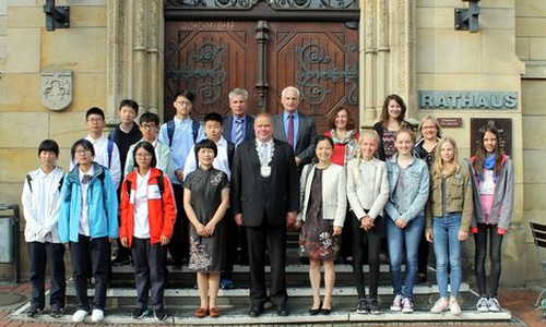 Der Bürgermeister begrüßt die acht chinesischen Gastschüler vor dem Rathaus. Foto: Stadt Helmstedt