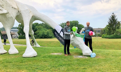 Dennis Weilmann und Jens Hofschröer gaben ihr Bestes, um die Giraffen am Klieversberg gut in Szene zu setzen. Foto: WMG