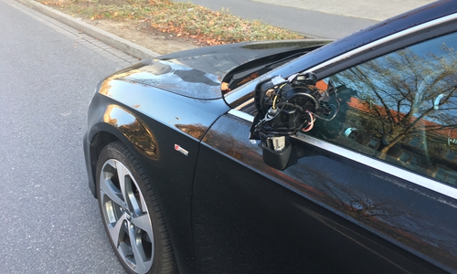 Der fahrerseitige Rückspiegel des Wagens wurde vollkommen zerstört. Die Polizei hat Ermittlungen aufgenommen. Foto: Privat