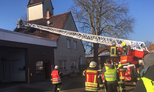 Eine Drehleiter kam bei dem Brand zum Einsatz. Foto: Frederick Becker/ Video: aktuell24(dc)