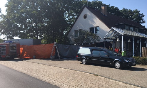 Der Fundort wurde abgehängt. Ein Leichenwagen ist vorgefahren. Archivfoto: aktuell24(BM)