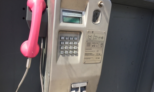 Die Telefonzelle in der Schillstraße 43 ist nicht mehr funktional und wirtschaftlich. Foto: Anke Donner