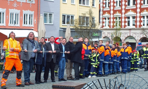 Mit vereinten Kräften wurde der Maibaum aufgestellt. Fotos: privat