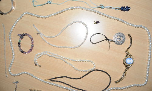 Diesen Schmuck hat die Polizei am Sonnatg in Salzgtter Bad aufgefunden. Foto: Polizei