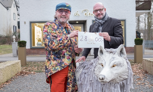 Ehme de Riese (l.) spendete 2.800 Euro an den Förderverein ready4work e.V. Dessen Vorstandsvorsitzender Bernd Osterloh (r.) nahm die Spende entgegen. Foto: Ina Fligge Fotografie