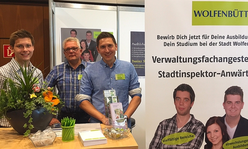 Am Messestand der Stadt Wolfenbüttel auf der „vocatium“ stehen Marcel Stoschek (Stadtinspektor-Anwärter), Gärtnermeister Dirk Fellenberg und Ausbildungsleiter Sebastian Sontopski den Schülerinnen und Schülern als Gesprächspartner zur Verfügung. Foto: Stadt Wolfenbüttel
