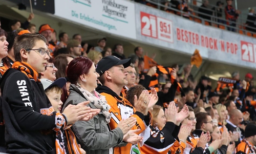 Die Fans möchten ihre Teams weiterhin bejubeln – allerdings nicht an einem Donnerstag. Foto: Agentur Hübner