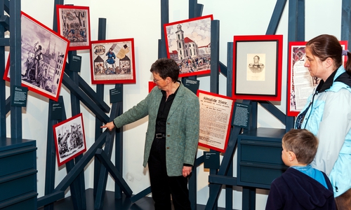 Museumsleiterin Bettina Greffrath (li.) führt am Mittwoch in der Mittagspause durch das Hoffmann-Museum. Foto: Hoffmann-von-Fallersleben-Museum