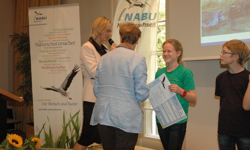 Dritter Platz für Wolfenbüttel beim Dr. Strahl NABU-Jugendnaturschutzpreis. Inez Schierenberg, NABU-Landesgeschäftsführerin, Krista Strahl übergibt Urkunde und Scheck an Katharina Onkes. Foto: Philip Foth