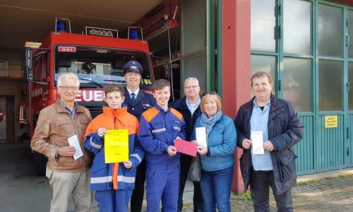 Vertreter der Jugendfeuerwehren in Sickte nehmen die Spende entgegen. Foto: Kristina Heine